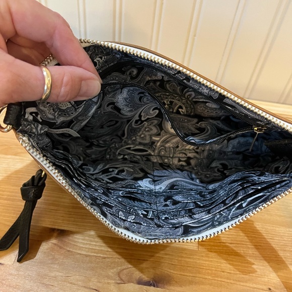 Anna Nova Crossbody - Picture 6 of 10